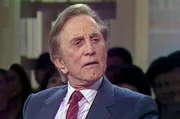 Kirk Douglas spricht aufgrund seiner Liebe f&uuml;r Frankreich und vor allem Paris flie&szlig;end Franz&ouml;sisch, wie er in diesem Interview unter Beweis stellt.