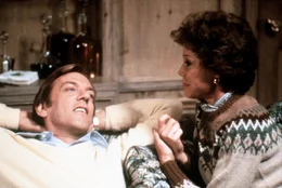 Donald Sutherland als Calvin Jarrett, und Mary Tyler Moore als Beth Jarrett.