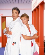 Was sich neckt, das liebt sich. Wenn diese Weisheit stimmt, m&uuml;ssten Schwester Nikola (Mariele Millowitsch) und Dr. Schmidt (Walter Sittler) ein Traumpaar sein. Doch jegliche Zuneigung zueinander w&uuml;rden die beiden nat&uuml;rlich vehement bestreiten...