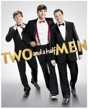 "Two and a Half Men", Kaum hat Rose es geschafft und Charlie in Paris zu ihrem Mann gemacht, ist sie auch schon Witwe: Ihr Angetrauter wurde prompt von einer U-Bahn &uuml;berrollt. Alan hat zwar das Haus geerbt, kann es sich aber nicht leisten. Mitten in der Suche nach einem K&auml;ufer, trifft er auf den IT-Milliard&auml;r Walden Schmidt, der sich gerade im Ozean ertr&auml;nken wollte. Im Bild (v.li.): Angus T. Jones (Jake Harper), Ashton Kutcher (Walden Schmidt), Jon Cryer (Alan Harper).