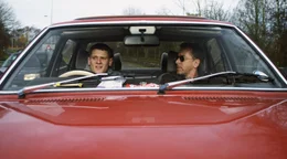 Adam (Jack O'Connell) und Roy (Tim Roth) stecken pl&ouml;tzlich in einem Schlamassel aus Menschenhandel, Mord und miserablem Wetter.