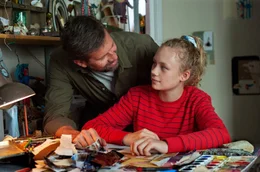 Paul (Johan Heldenbergh) berichtet Zo&euml; (Savannah Vandendriessche) von seinen Vorsprechen.