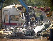 Das schlimmste Bahnunglück der Nachkriegsgeschichte ereignet sich am 3. Juni 1998. Ein ICE der Deutschen Bahn rast bei Eschede mit 200 Kilometer pro Stunde aufgrund eines Ermüdungsbruches der Radreifen gegen eine Autobrücke.; Das Zugunglück von Eschede Das schlimmste Bahnunglück der Nachkriegsgeschichte ereignet sich am 3. Juni 1998. Ein ICE der Deutschen Bahn rast bei Eschede mit 200 Kilometer pro Stunde aufgrund eines Ermüdungsbruches der Radreifen gegen eine Autobrücke.; Das Zugunglück von Eschede
