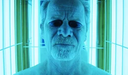 Peter (Peter Mullan) ist der neue Gangsterfreund von Adams Mutter.