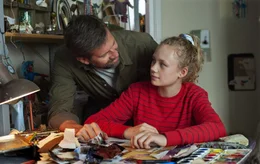 Paul (Johan Heldenbergh) berichtet Zo&euml; (Savannah Vandendriessche) von seinen Vorsprechen.