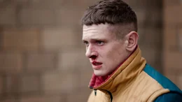 Der erste Arbeitstag des vorlauten Teenagers Adam (Jack O&rsquo;Connell) l&auml;uft nicht besonders gut.