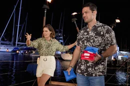 Hannah (Ashley Williams, li.) und Josh (Ryan Paevey, re.) wurden beide vor dem Traualtar sitzen gelassen. Als sie sich im Park &uuml;ber den Weg laufen und dann sogar f&uuml;r ihre Flitterwochen im selben Urlaubsresort landen, lernen sie sich immer besser kennen.
