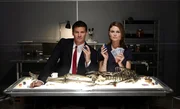 (3. Staffel) - Booth (David Boreanaz, l.); Dr. Brennan (Emily Deschanel, r.) (3. Staffel) - Booth (David Boreanaz, l.); Dr. Brennan (Emily Deschanel, r.)