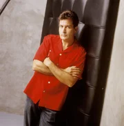 (1. Staffel) - Charlie Harper (Charlie Sheen) ist ein ziemlich erfolgreicher Produzent von Werbespots und Jingles. Als sein Bruder samt Sohn bei ihm einzieht, beginnt das Chaos ...