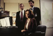 M&uuml;ssen gegen eine k&uuml;nstliche Intelligenz k&auml;mpfen, die sich mit allen Mitteln gegen ihre Abschaltung wehrt: (v.l.n.r.) Special Agent Jerry Lamana (Wayne Duball), Scully (Gillian Anderson, M.) und Mulder (David Duchovny) ...