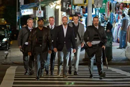 L-R: Detective Mears (James Colby), Detective Benoit (Barry Bradford), Captain Wolf (Robert John Burke), Luke Wright (Jason Statham), Detective Lasky (Matt O'Toole) und Detective Kolfax (Jay Giannone)