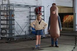 Zo&euml; (Savannah Vandendriessche) und ihr Vater Paul (Johan Heldenbergh) treffen am Filmset ein.