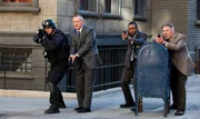 L-R: ,SWAT Commander (Russ Grant), Lieutenant Sean Cavanaugh (Brian Goodman), Barry Frost (Lee Thompson Young), Vince Korsak (Bruce McGill) L-R: ,SWAT Commander (Russ Grant), Lieutenant Sean Cavanaugh (Brian Goodman), Barry Frost (Lee Thompson Young), Vince Korsak (Bruce McGill)