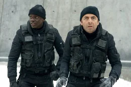 Agent Colin Tucker (Daniel Kaluuya, l.); Johnny English (Rowan Atkinson, r.)