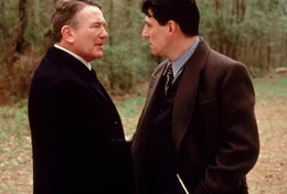 Tom Reagan (Gabriel Byrne, re.) ber&auml;t den Mafiaboss Leo (Albert Finney, li.). Doch beide lieben die gleiche Frau.