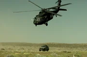 Ein Hubschrauber fliegt über das Auto. Ein Hubschrauber fliegt über das Auto.