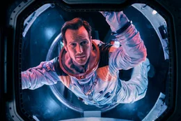 Brian Harper (Patrick Wilson) ist auf den Mond geflogen, um die Menschheit zu retten, denn der Erdtrabant hat seine Umlaufbahn verlassen.