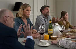 Familienstreit ist vorprogrammiert, als Vater Paul (Johan Heldenbergh) sein Vorhaben verk&uuml;ndet, nun als Schauspieler Karriere machen zu wollen und beim Essen direkt sein Talent demonstriert. (v.l.n.r.: Gro&szlig;vater DeSoete (Serge-Henri Valcke), Mutter Veronique (Hilde De Baerdemaeker), Vater Paul (Johan Heldenbergh), Fien (Jade De Ridder))