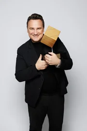 Guido Maria Kretschmer mit dem "Deko Queen" Pokal. Guido Maria Kretschmer mit dem "Deko Queen" Pokal.