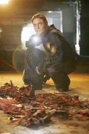 Die Dokumentarfilmerin Marni Hunter wurde in den verschlungenen G&auml;ngen unter der Stadt ermordet aufgefunden. W&auml;hrend Brennan (Emily Deschanel) die &Uuml;berreste des Leichnams untersucht, bemerkt sie, wie sie von einer Person beobachtet wird...