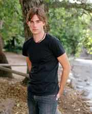 (6. Staffel) - K&auml;mpft mit den "M&auml;chtigen Drei" gegen das allgegenw&auml;rtige B&ouml;se: Chris (Drew Fuller) ...