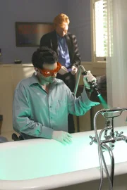 In einem Stundenhotel wird eine erstochene Prostituierte gefunden. An der Badewanne entdecken Timothy (Rory Cochrane, vorne) und Horatio (David Caruso) den Fingerabdruck eines vorbestraften Mannes.