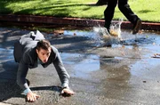Das aus dem Hydranten hektoliterweise hervorsprudelnde Wasser sp&uuml;lt am Tatort fast s&auml;mtliche Spuren fort und Ryan (Jonathan Togo) sieht in letzter Sekunde, wie die Tatwaffe, eine Pistole, in den Gulli rutscht...