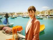 Franka Eyckner (Katharina Nesytowa), Mitte 30, ist nach Valetta gekommen, um den neuen Leiter John der dortigen Sprachenschule auf das ausgefeilte Lernsystem einzunorden, das die Grundlage für den Erfolg von "Talk to Me" ist, eine weltweit agierende Sprachschule, für die Franka arbeitet. Franka Eyckner (Katharina Nesytowa), Mitte 30, ist nach Valetta gekommen, um den neuen Leiter John der dortigen Sprachenschule auf das ausgefeilte Lernsystem einzunorden, das die Grundlage für den Erfolg von "Talk to Me" ist, eine weltweit agierende Sprachschule, für die Franka arbeitet.