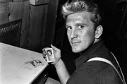 Als Sohn j&uuml;discher Emigranten wuchs Kirk Douglas in bettelarmen Verh&auml;ltnissen auf und wurde schon im fr&uuml;hen Alter mit Antisemitismus konfrontiert. Doch mit seinem au&szlig;ergew&ouml;hnlichen Talent, viel Ehrgeiz und etwas Gl&uuml;ck konnte er zur Filmlegende aufsteigen.