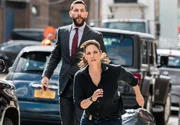 Special Agent Omar Adom 'OA' Zidan (Zeeko Zaki, hinten); Special Agent Maggie Bell (Missy Peregrym, vorne)