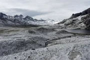 Das Gletscherwasser ist für die peruanische Bevölkerung seit jeher von zentraler Bedeutung im trockenen Andenraum. Das Gletscherwasser ist für die peruanische Bevölkerung seit jeher von zentraler Bedeutung im trockenen Andenraum.
