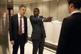 L-R: Johnny English (Rowan Atkinson), Agent Tucker (Daniel Kaluuya).