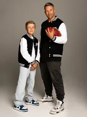 Florian Ambrosius (re.) und Kinderreporter Mads pr&auml;sentieren bei "TOGGO Touchdown" alles rund um die NFL.