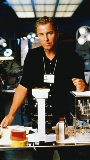 Nachtschicht bei der Spurensicherung des Las Vegas Police Department. Gil Grissom (William Petersen) untersucht einen Selbstmord, der sich als Verbrechen entpuppt... Nachtschicht bei der Spurensicherung des Las Vegas Police Department. Gil Grissom (William Petersen) untersucht einen Selbstmord, der sich als Verbrechen entpuppt...