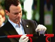 Detective Mac Taylor (Gary Sinise) gerät ins Staunen: Die Mordwaffe wurde aus einem Lenkradschloss gebastelt. Detective Mac Taylor (Gary Sinise) gerät ins Staunen: Die Mordwaffe wurde aus einem Lenkradschloss gebastelt.