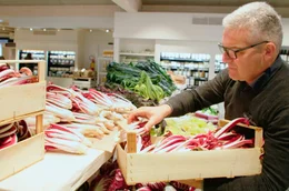 Landwirt Paolo Manzan bietet in seinem Hofladen den ersten Radicchio Rosso der Saison an.