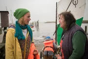 Gertrud (Ingrit Dohse, r.) überbringt Inken (Rhea Harder-Vennewald, l.) freudig die Neuigkeit, dass ihre Schwester Katharina zu Besuch kommt. Gertrud (Ingrit Dohse, r.) überbringt Inken (Rhea Harder-Vennewald, l.) freudig die Neuigkeit, dass ihre Schwester Katharina zu Besuch kommt.