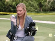 Auf einem Golfplatz wird die Leiche von Daniel Kleiner gefunden. Calleigh Duquesne (Emily Procter) beginnt damit, den Tatort genau zu untersuchen ...