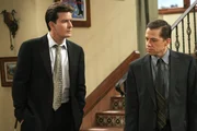 Wollen Abschied von Harry nehmen - doch jeder aus einem speziellen Grund: Charlie (Charlie Sheen, l.) und Alan (Jon Cryer, r.) ... Wollen Abschied von Harry nehmen - doch jeder aus einem speziellen Grund: Charlie (Charlie Sheen, l.) und Alan (Jon Cryer, r.) ...