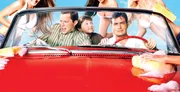 (5. Staffel) - At the Carwash: Charlie (Charlie Sheen, vorne r.), Alan (Jon Cryer, vorne l.) und Jake (Angus T. Jones, vorne M.) ...