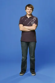 Hat es mit seinem Vater Alan und seinem Onkel Charlie nicht immer leicht: Jake (August T. Jones)