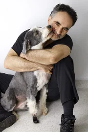 (2. Staffel) - Zusammen mit seinem Team kann Tierarzt Noel Fitzpatrick auch Tieren helfen, die woanders m&ouml;glicherweise dem Tode geweiht gewesen w&auml;ren ...