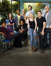 (4. Staffel) - Community - Eine ganz spezielle Lerngruppe: (v.l.n.r.) Troy Barnes (Donald Glover), Annie Edison (Alison Brie), Abed Nadir (Danny Pudi), Shirley Bennett (Yvette Nicole Brown), Dean Pelton (Jim Rash), Senor Chang (Ken Jeong), Britta Perry (Gillian Jacobs), Jeff Winger (Joel McHale) und Pierce Hawthorne (Chevy Chase) ... (4. Staffel) - Community - Eine ganz spezielle Lerngruppe: (v.l.n.r.) Troy Barnes (Donald Glover), Annie Edison (Alison Brie), Abed Nadir (Danny Pudi), Shirley Bennett (Yvette Nicole Brown), Dean Pelton (Jim Rash), Senor Chang (Ken Jeong), Britta Perry (Gillian Jacobs), Jeff Winger (Joel McHale) und Pierce Hawthorne (Chevy Chase) ...