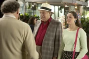 Albert "Pops" Solomon (George Segal, l.); Erica Goldberg (Hayley Orrantia, r.)