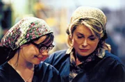 Die Freundinnen Selma (Bj&ouml;rk, li.) und Kathy (Catherine Deneuve, re.) bei der Fabrikarbeit