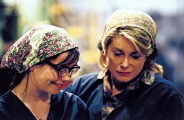 Die Freundinnen Selma (Bj&ouml;rk, li.) und Kathy (Catherine Deneuve, re.) bei der Fabrikarbeit