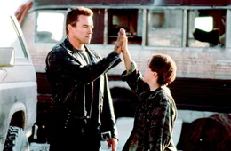 Der Terminator (Arnold Schwarzenegger, l.) soll John (Edward Furlong) um jeden Preis vor einem Killer sch&uuml;tzen.