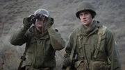 Leutnant Karl Timmermann und Sergeant Joseph Delisio entdecken deutsche Soldaten, die sich über die Ludendorff-Brücke zurückziehen. (Holdout II Productions Inc.) Leutnant Karl Timmermann und Sergeant Joseph Delisio entdecken deutsche Soldaten, die sich über die Ludendorff-Brücke zurückziehen. (Holdout II Productions Inc.)