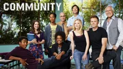 (4. Staffel) - Community - Eine ganz spezielle Lerngruppe: (v.l.n.r.) Troy Barnes (Donald Glover), Annie Edison (Alison Brie), Abed Nadir (Danny Pudi), Shirley Bennett (Yvette Nicole Brown), Dean Pelton (Jim Rash), Senor Chang (Ken Jeong), Britta Perry (Gillian Jacobs), Jeff Winger (Joel McHale) und Pierce Hawthorne (Chevy Chase) ...