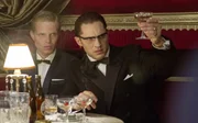 Ronnie Kray (Tom Hardy, links) und Leslie Holt (Charley Palmer Rothwell, rechts)